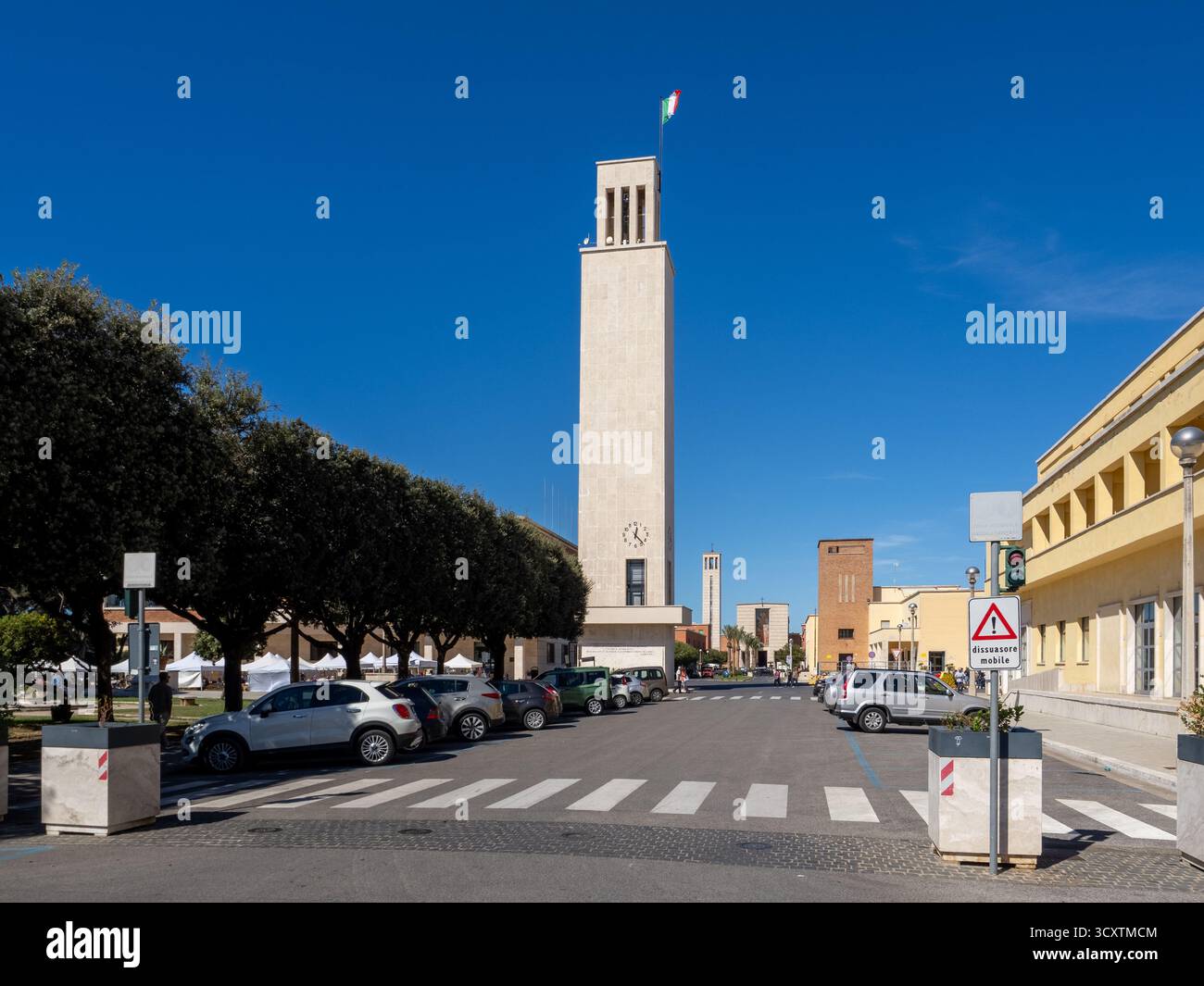 Lo stile architettonico razionalista della città di Sabaudia nel Lazio, Italia Foto Stock