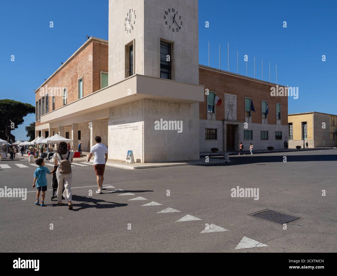 Lo stile architettonico razionalista della città di Sabaudia nel Lazio, Italia Foto Stock