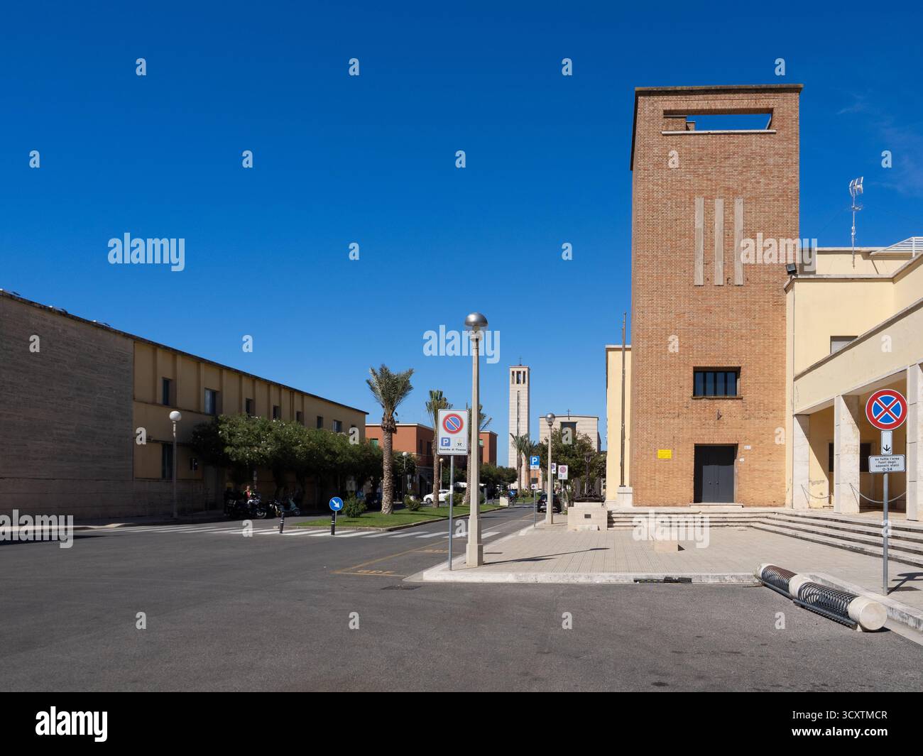 Lo stile architettonico razionalista della città di Sabaudia nel Lazio, Italia Foto Stock