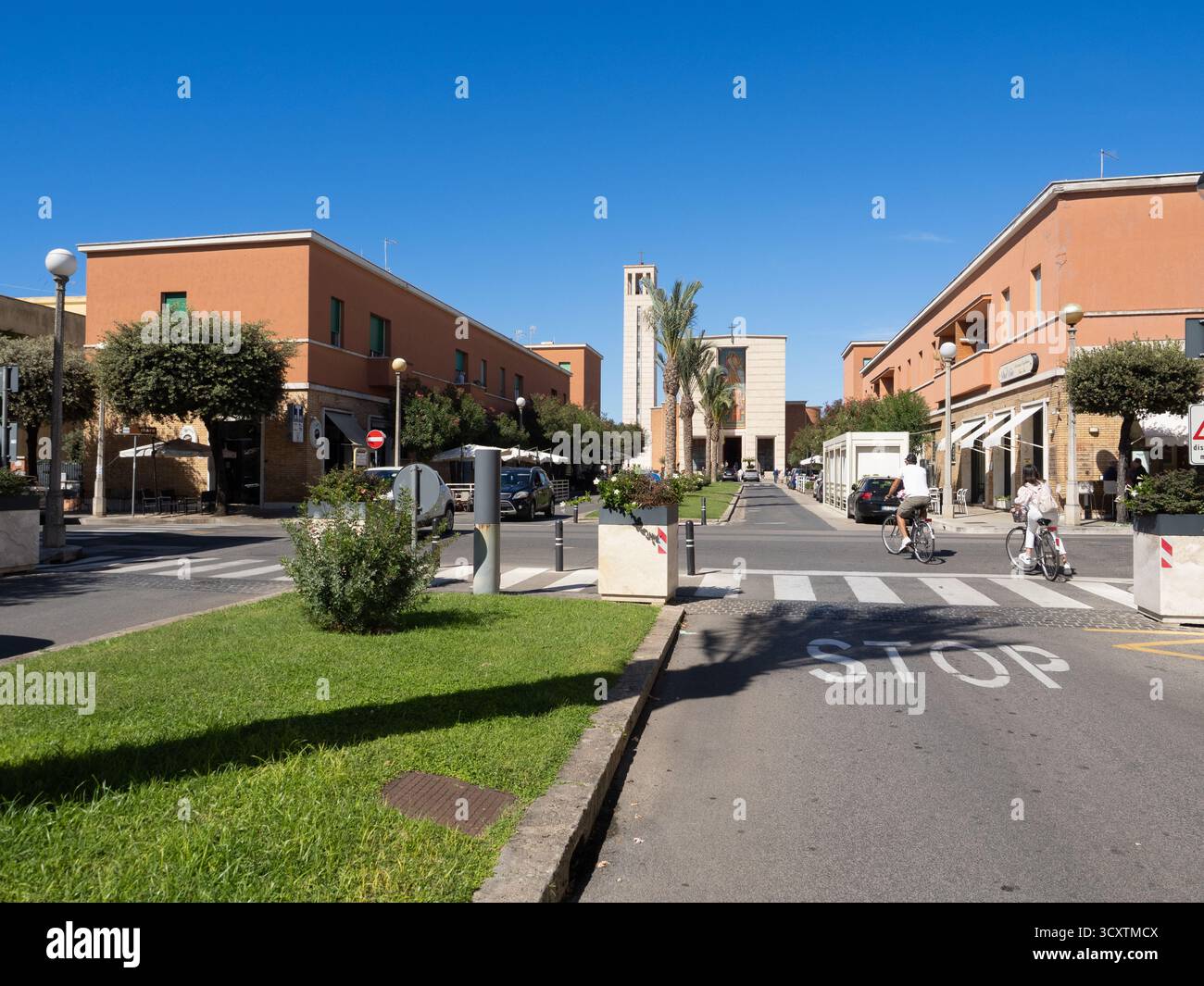Lo stile architettonico razionalista della città di Sabaudia nel Lazio, Italia Foto Stock