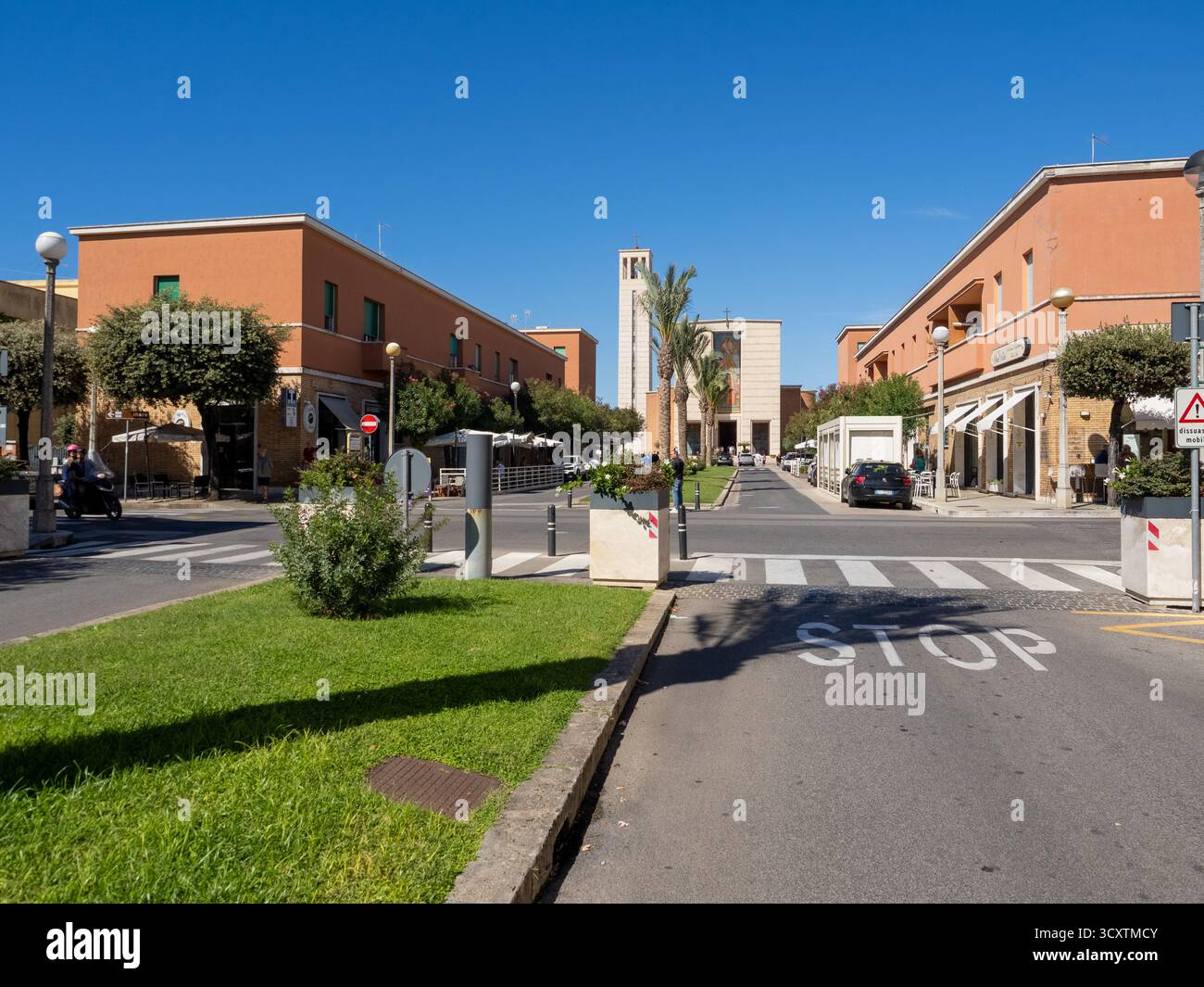 Lo stile architettonico razionalista della città di Sabaudia nel Lazio, Italia Foto Stock