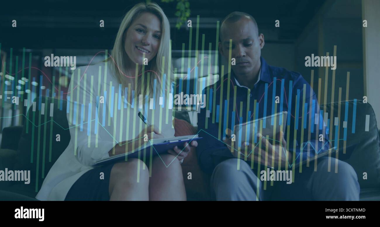 Revisione della sovrapposizione sul tablet con appunti sugli appunti nella sala dell'ufficio, con dati cartografici e divano in pelle Foto Stock