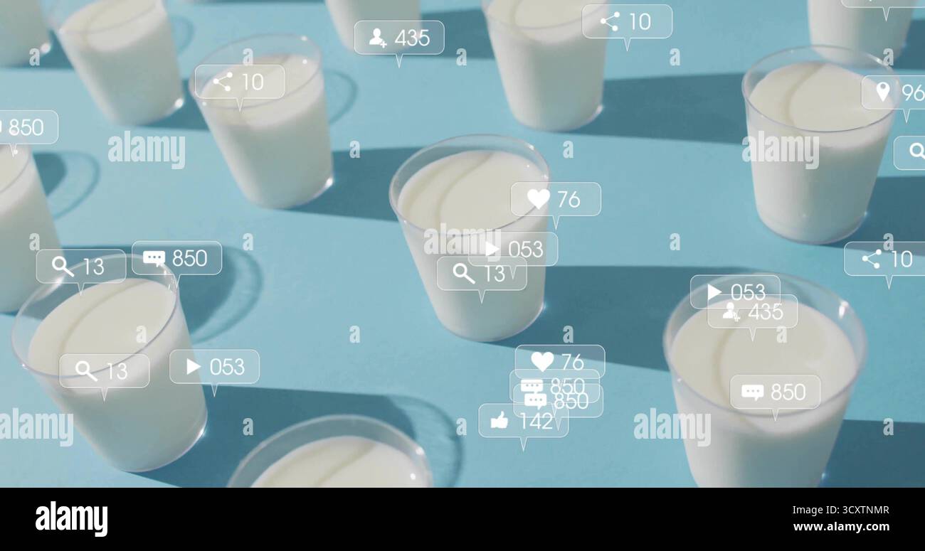 Icone dei social media posizionate sopra bicchieri di plastica trasparente con yogurt bianco sul tavolo blu, con banchi Foto Stock