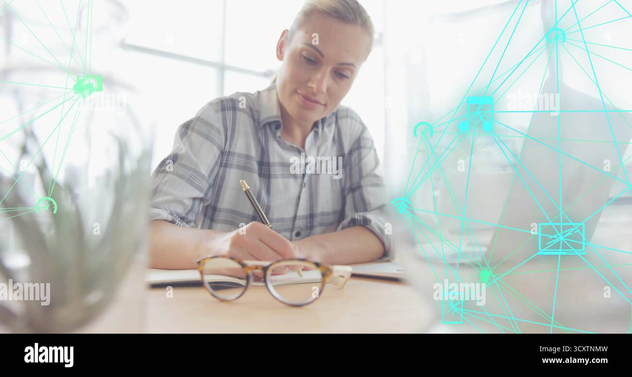 Scrittrice in piano a quadri seduto alla scrivania in ufficio con una succulenta sovrapposizione di rete per laptop Foto Stock
