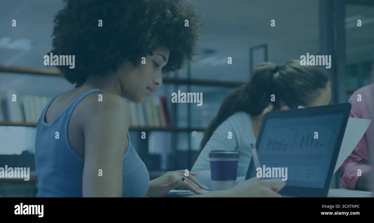 Donna pendente con capelli ricci che scrivono sul laptop in un moderno spazio di lavoro, tazza da caffè viola, spazio per copiare Foto Stock