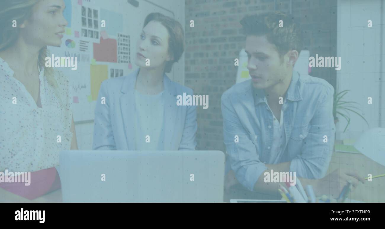 Collaborare con i colleghi per discutere i concetti progettuali nella sala conferenze, con un computer portatile e un campione Foto Stock