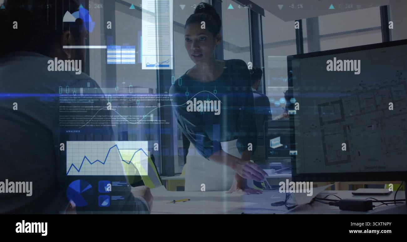 Responsabile donna pendente che parla del progetto in ufficio, con laptop, progetti e sovrapposizioni di dati Foto Stock