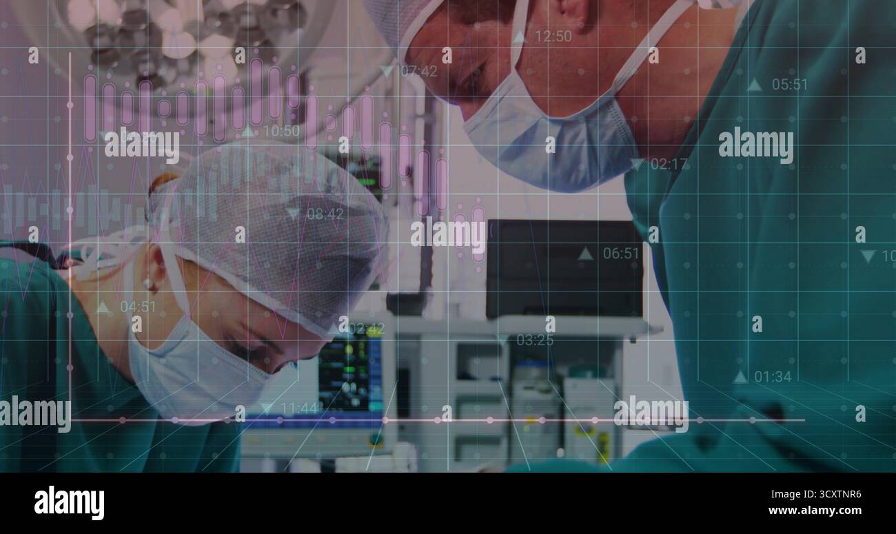 Chirurghi che operano sotto l'illuminazione superiore in SALA OPERATORIA, con monitor dei segni vitali e sovrapposizione dei dati Foto Stock