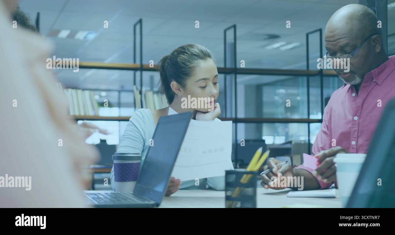 Una donna del centro di revisione che esamina il referto stampato durante una riunione in ufficio con notebook e appunti pastello Foto Stock