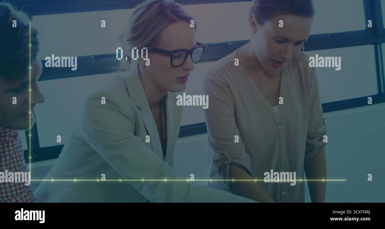 Collaborazione tra colleghi che studiano documenti nella sala riunioni con il grafico digitale del notebook Foto Stock