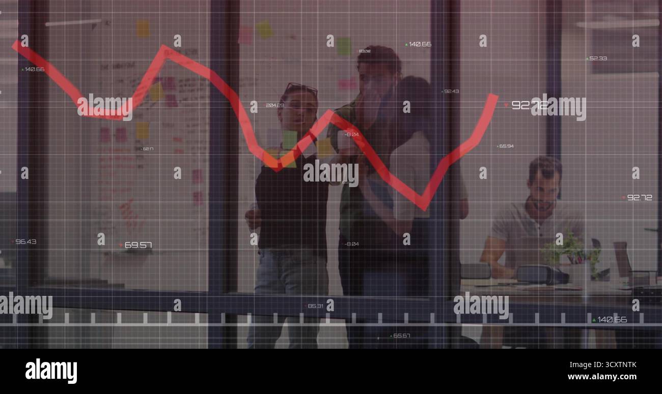Tre colleghi che analizzano il grafico con linee rosse nell'area riunioni con pareti in vetro, utilizzando appunti adesivi Foto Stock