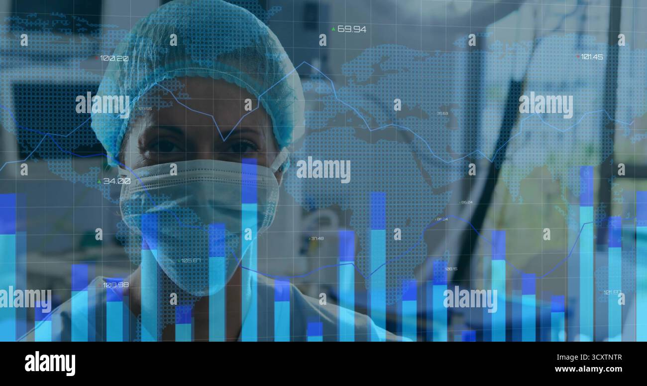 Monitoraggio dell'infermiere che indossa il cappuccio e la maschera per l'analisi di grafici e grafici in clinica con sovrapposizione della mappa mondiale Foto Stock