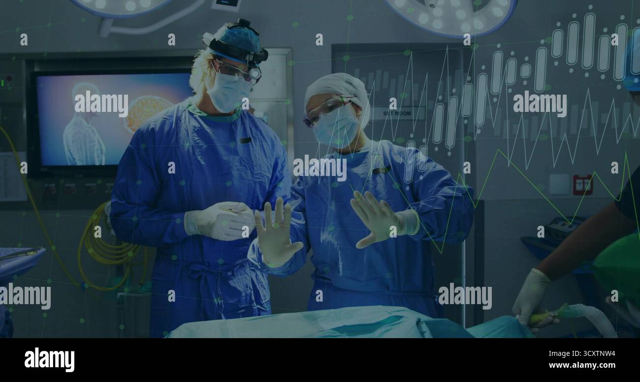 Esecuzione di un team chirurgico che manipola gli strumenti in sala operatoria dell'ospedale, con scansione cerebrale Foto Stock