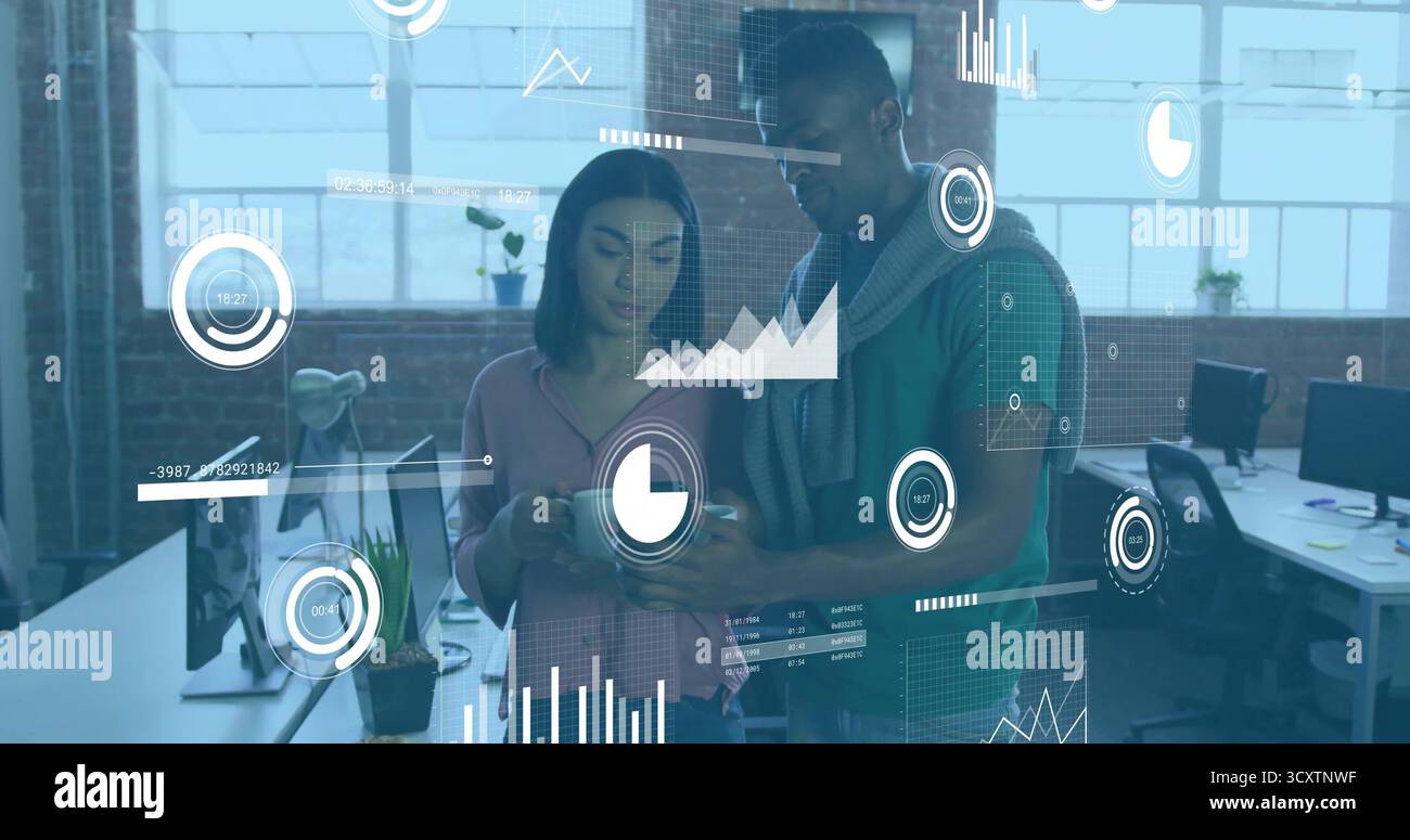 Esame di grafici a barre, a torta e a linee a mezz'aria, colleghi che analizzano i dati all'ufficio di avvio, con un notebook Foto Stock
