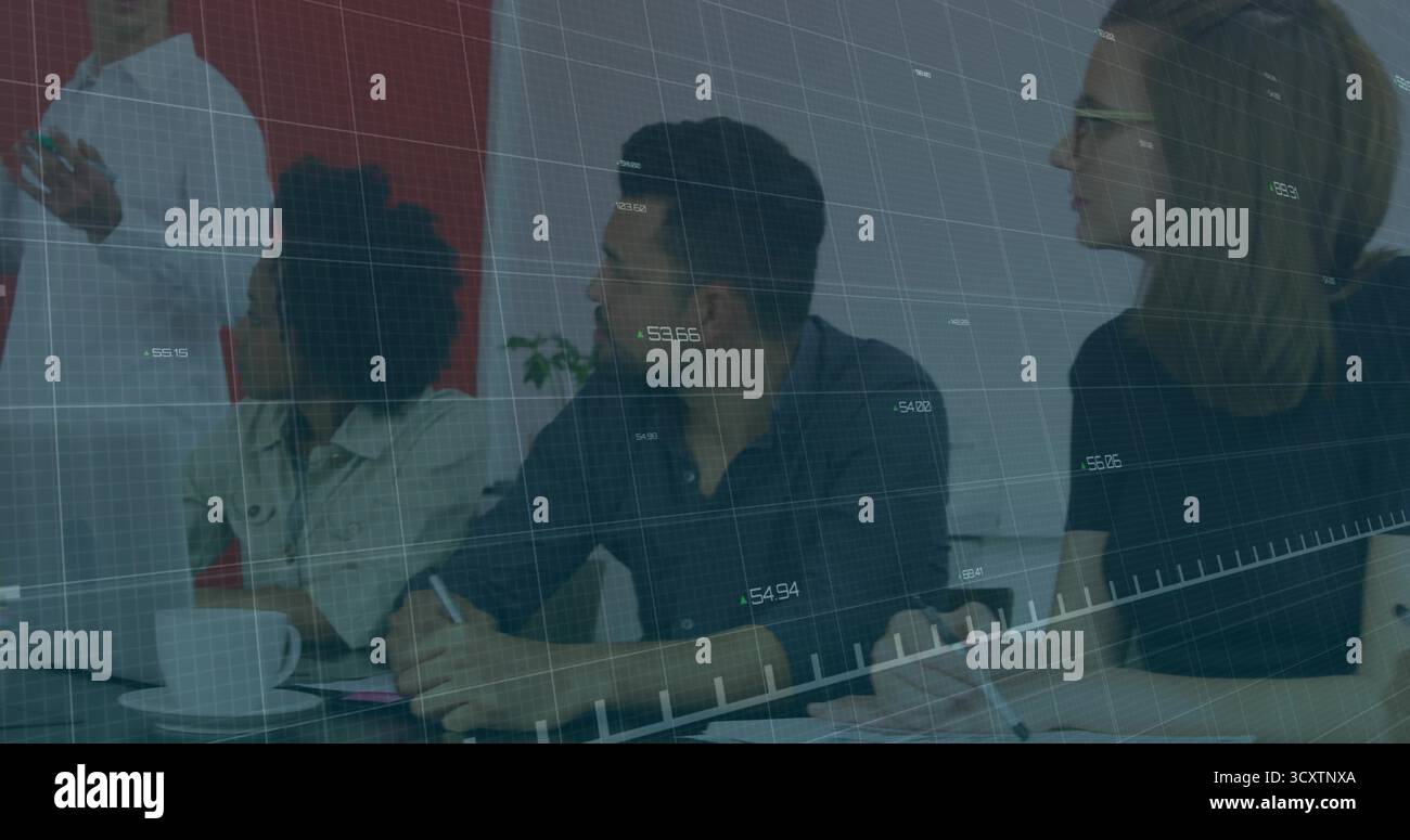 Ascoltare i colleghi che prendono appunti nella sala riunioni aziendale, con griglia di sovrapposizione dati e tazze da caffè Foto Stock