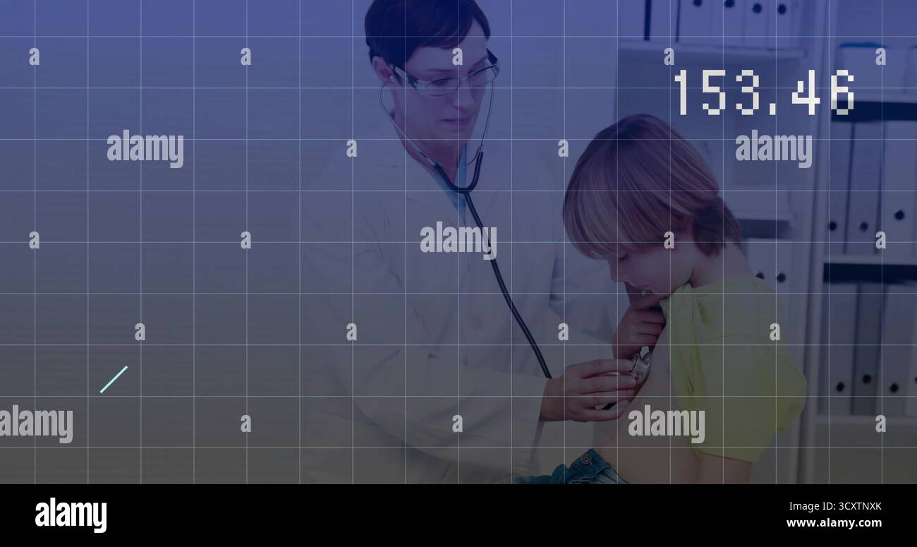 Medico esaminatore posizionamento dello stetoscopio su un bambino in clinica, con griglia sovrapposta e display numerico Foto Stock