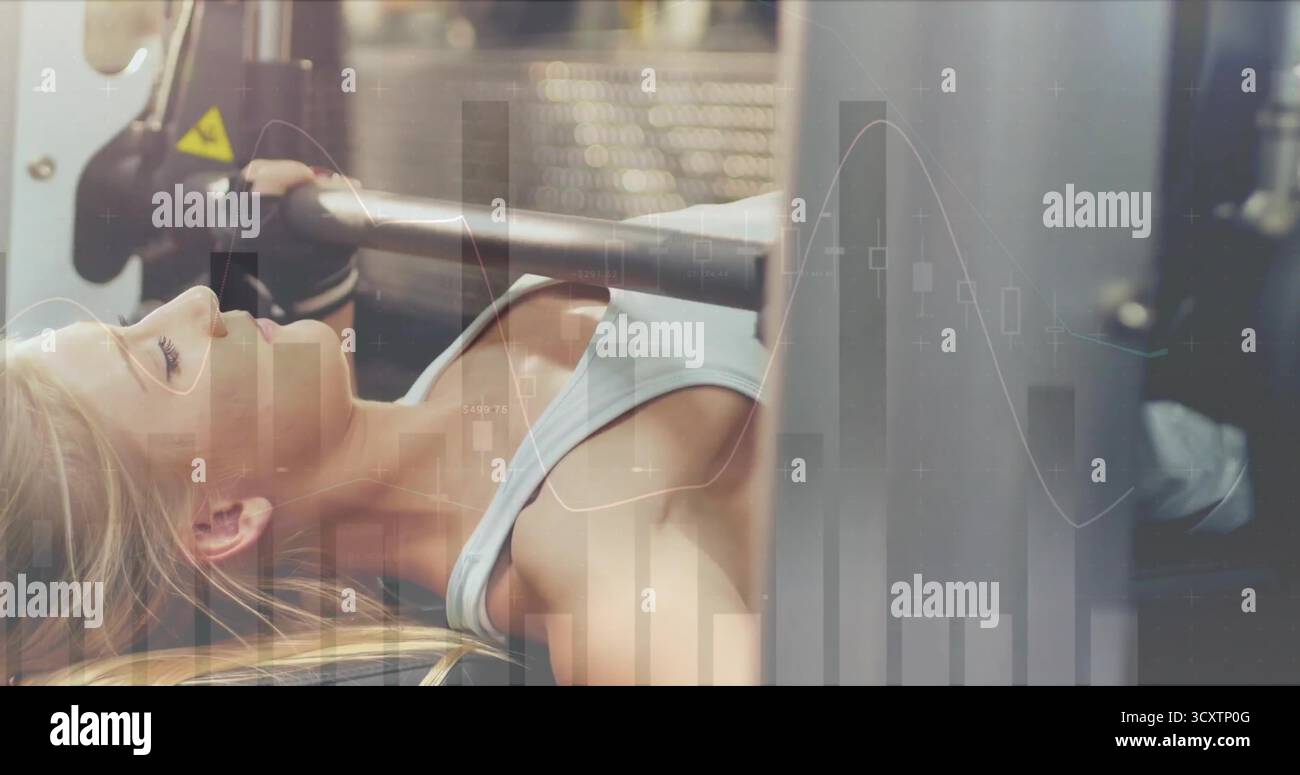 Atleta femminile in reggiseno sportivo e guanti per la stiratura della panca in palestra, con rivestimento digitale Foto Stock
