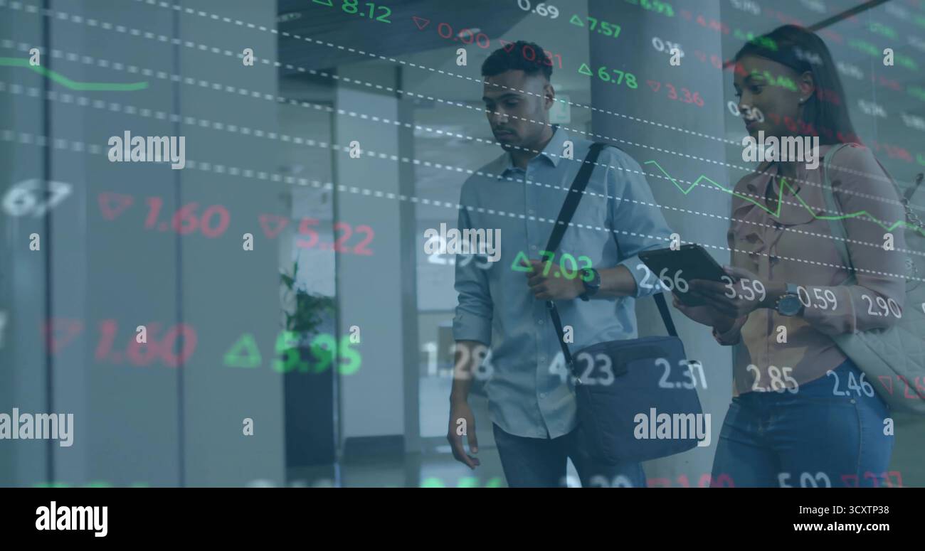 I colleghi che portano con sé una borsa Messenger e un tablet nel corridoio dell'ufficio con copertura del mercato azionario Foto Stock
