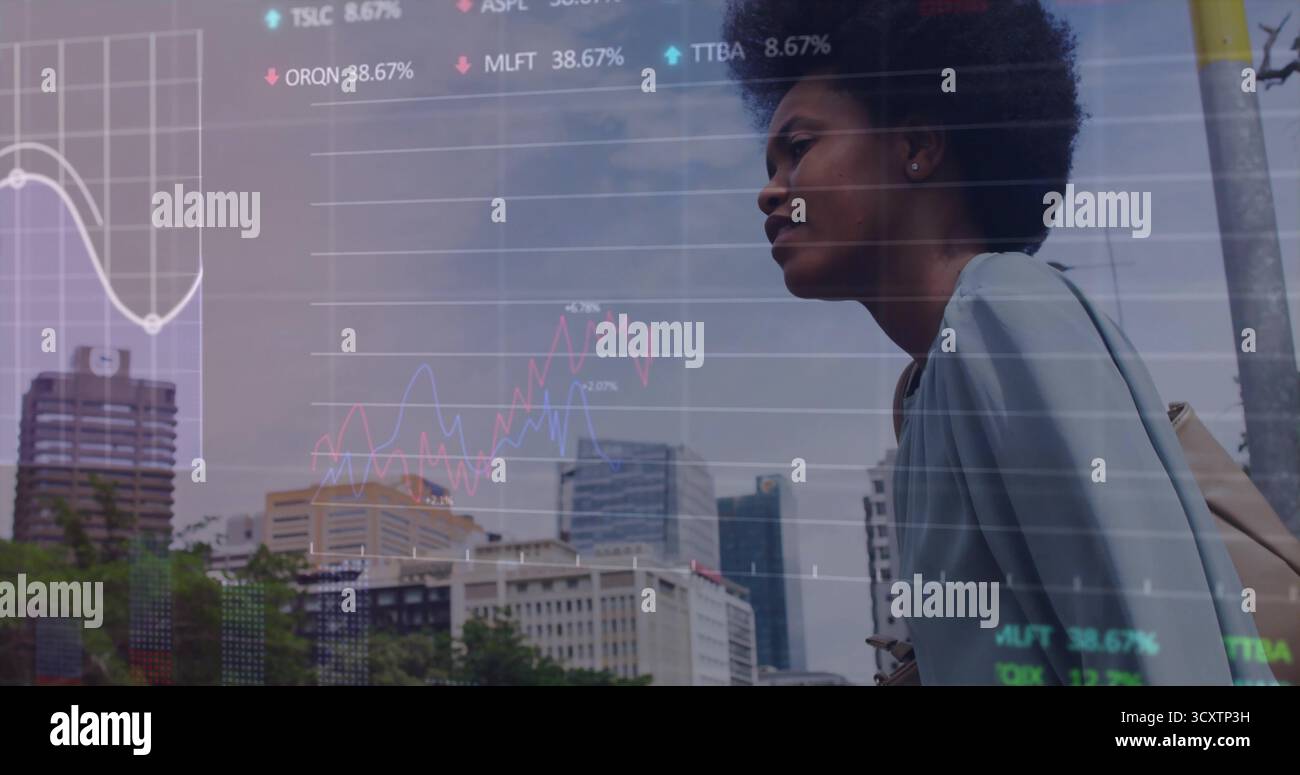 Donna d'affari in piedi che guarda la strada della città, con tracolla per borsa e copertura per i biglietti delle azioni, spazio per le copie Foto Stock
