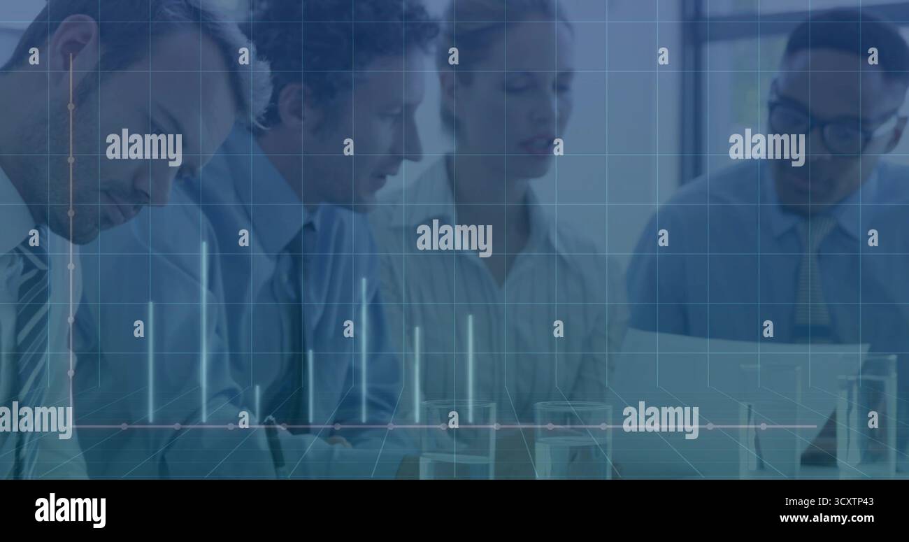 Colleghi che esaminano documenti e utilizzano penne nella sala conferenze, con sovrapposizione di visualizzazione dei dati Foto Stock