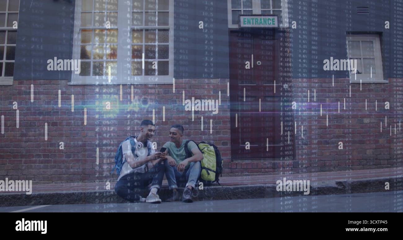 Due studenti appoggiati al muro di mattoni rossi sul marciapiede, con smartphone, zaini e cuffie Foto Stock