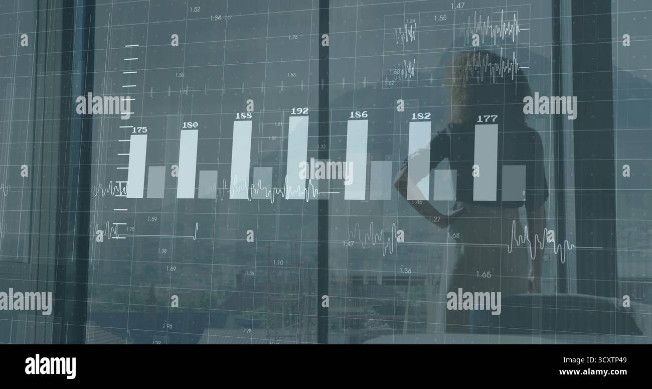 Donna d'affari in abiti da lavoro, bar di osservazione e grafici a linee sulle finestre con vista sulla città, spazio fotocopie Foto Stock