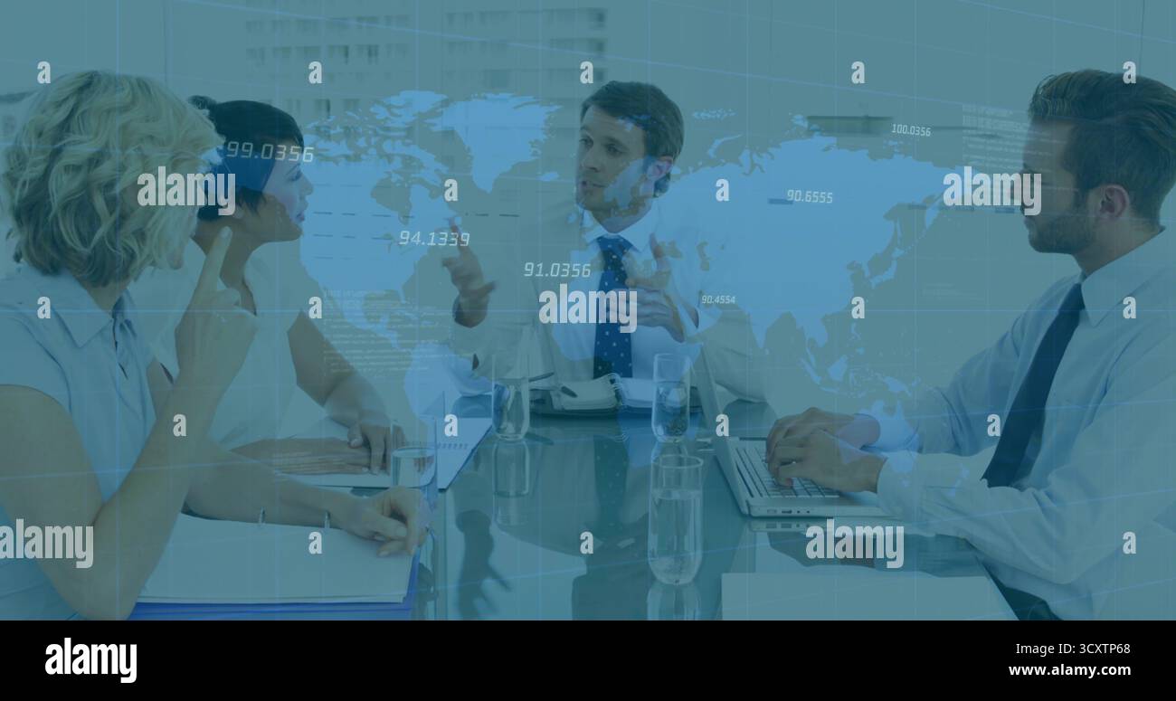 Discutere di idee colleghi in abbigliamento formale seduti a un tavolo di vetro in camera, computer portatili, sovrapposizione di mappe Foto Stock