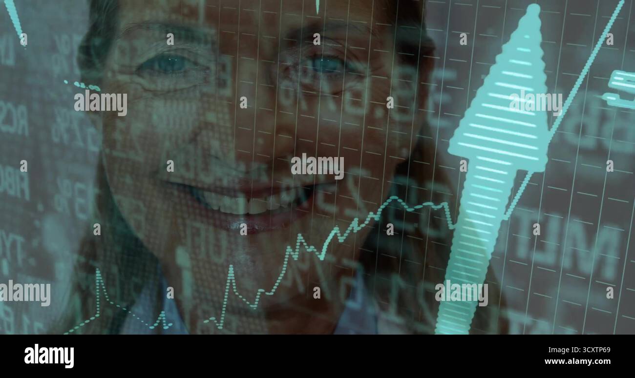 Trasmissione di una donna anziana rivolta in avanti sotto la sovrapposizione finanziaria, con griglia dati, grafico a linee e freccia Foto Stock