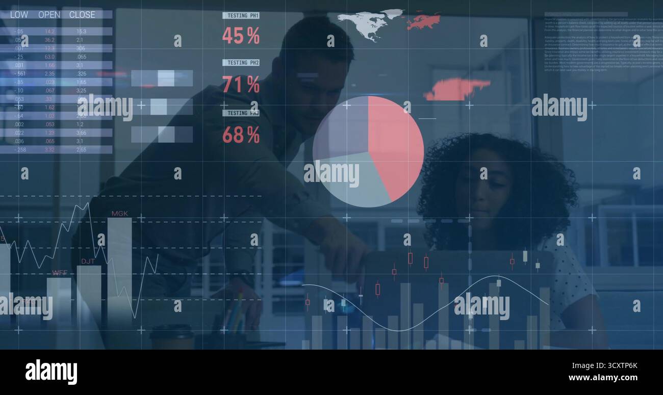 Colleghi che analizzano i grafici dei dati su uno schermo digitale trasparente negli uffici moderni Foto Stock