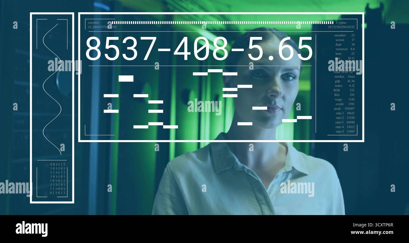 Professionista della tecnologia femminile che analizza i dati su un pannello di interfaccia digitale nel data center, spazio di copia Foto Stock