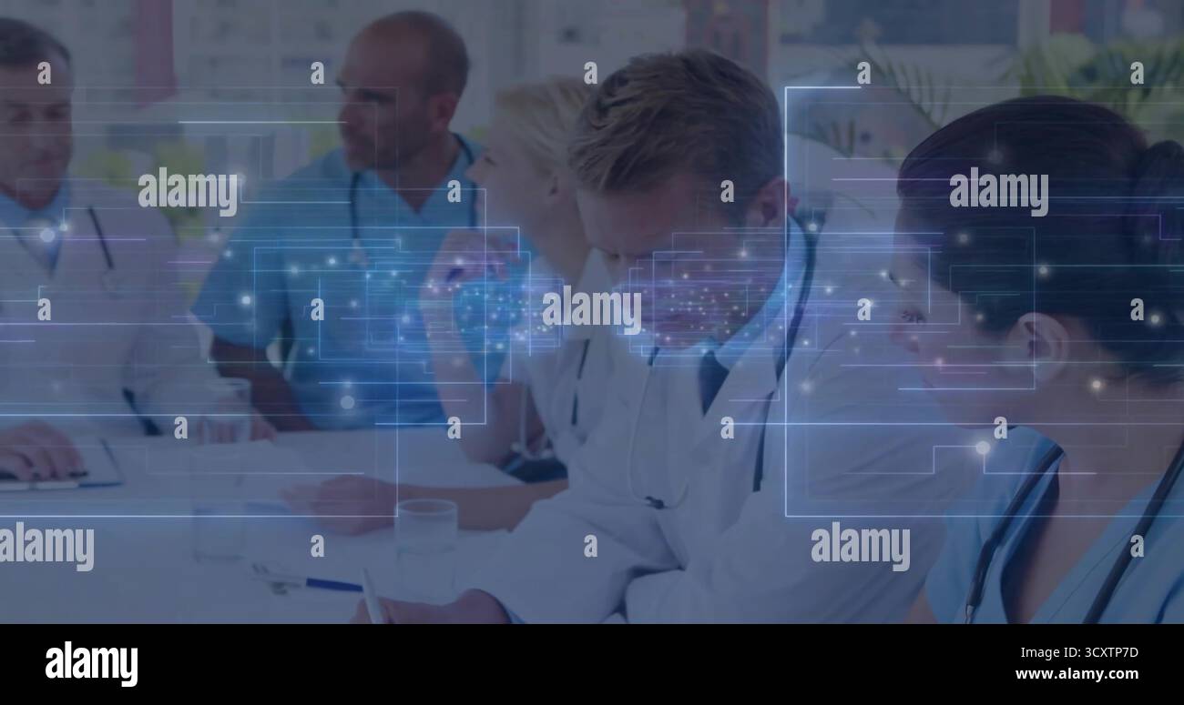 Revisione della carta, team di analisi della rete olografica nella sala riunioni dell'ospedale, con stetoscopi Foto Stock