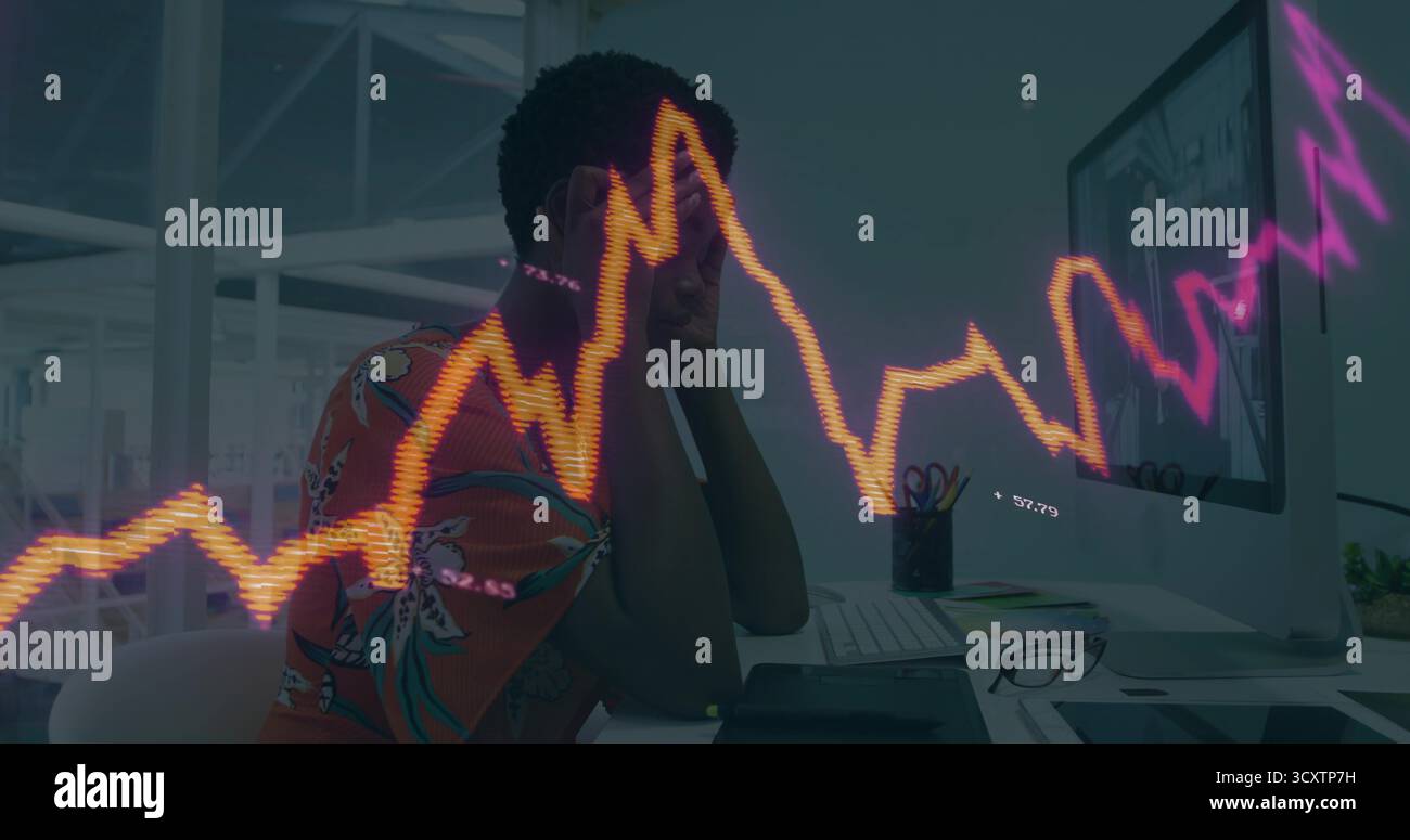 Donna pendente che indossa una camicia che sostiene il capo alla scrivania con monitor, sovrapposizione grafica finanziaria Foto Stock