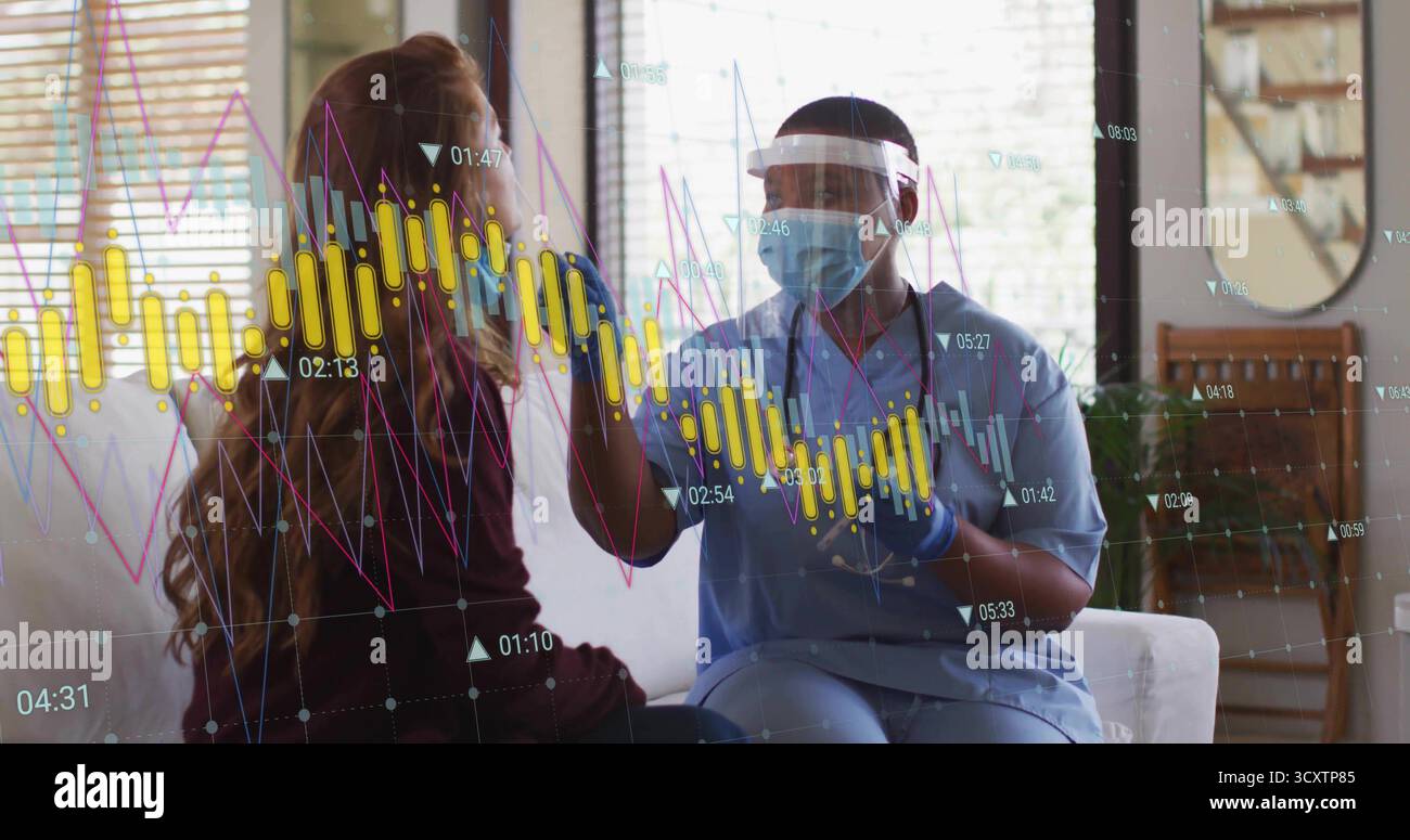 Infermiere di misurazione in scrub che tiene il termometro sulla fronte del paziente in soggiorno, grafici dei dati Foto Stock