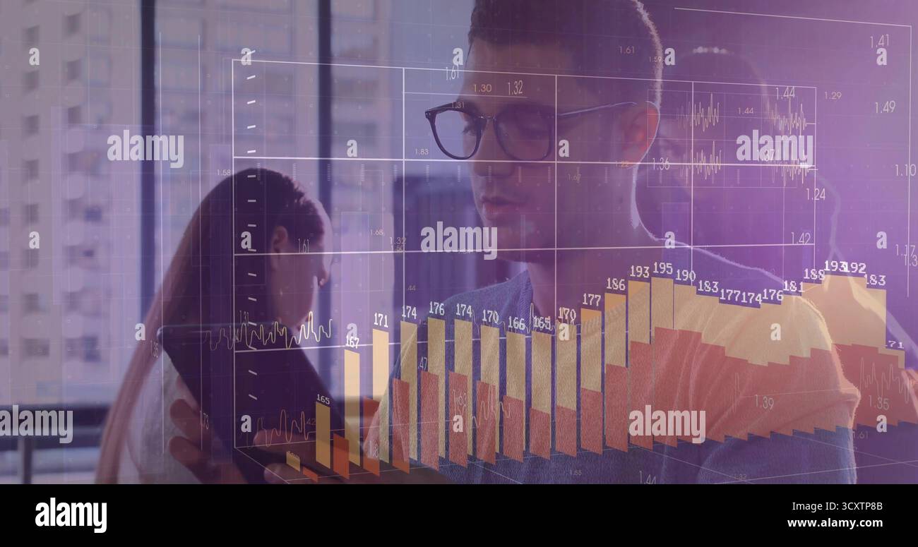 Analisi di grafici su tablet, analista maschile con occhiali che collabora con colleghi in ufficio Foto Stock