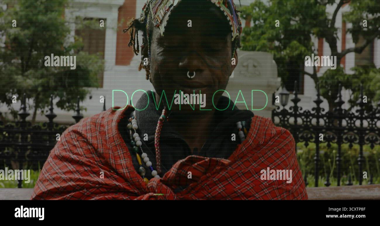 Uomo in piedi che indossa una fascia per la testa, scialle rosso sulla panca nel parco, con recinzione di ferro, anello con setto Foto Stock