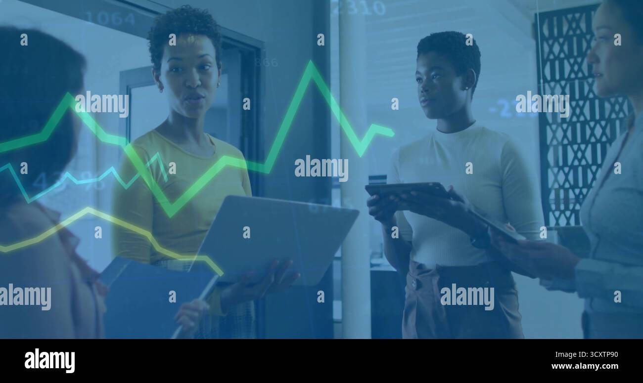 Quattro professionisti che analizzano grafici mobili in ufficio, con notebook, tablet, notebook e stilo Foto Stock