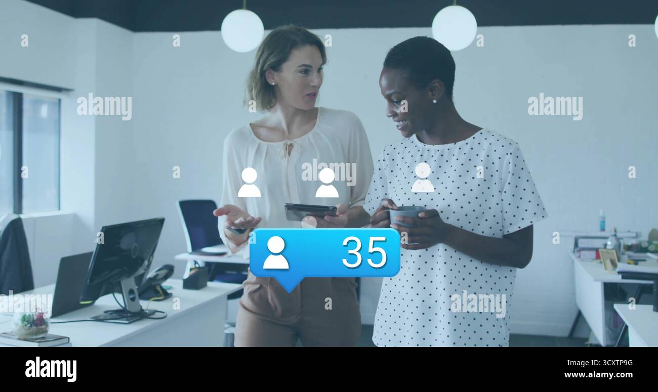 Discutere di report, tenere un tablet e sorseggiare una tazza di caffè dai monitor del computer in un ufficio aperto Foto Stock