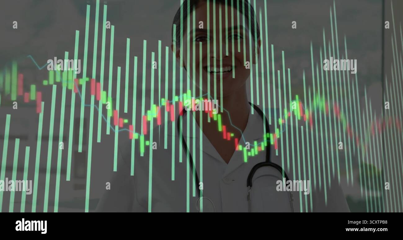 Medico sorridente in camice bianco che esamina la cartella finanziaria in ufficio, con stetoscopio e occhiali da vista Foto Stock