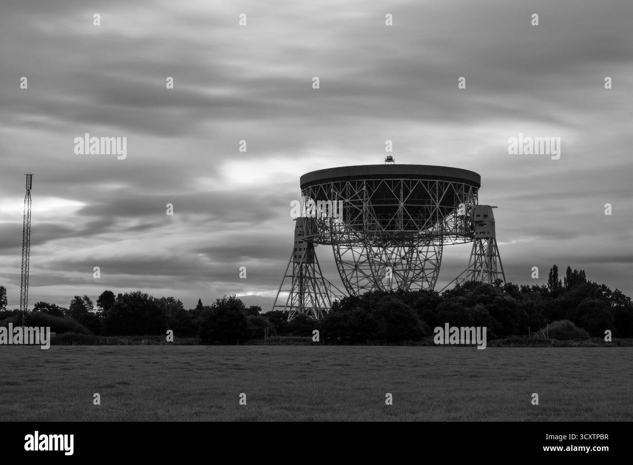 Lovell radio Telescope all'Osservatorio Jodrell Bank in bianco e nero Foto Stock