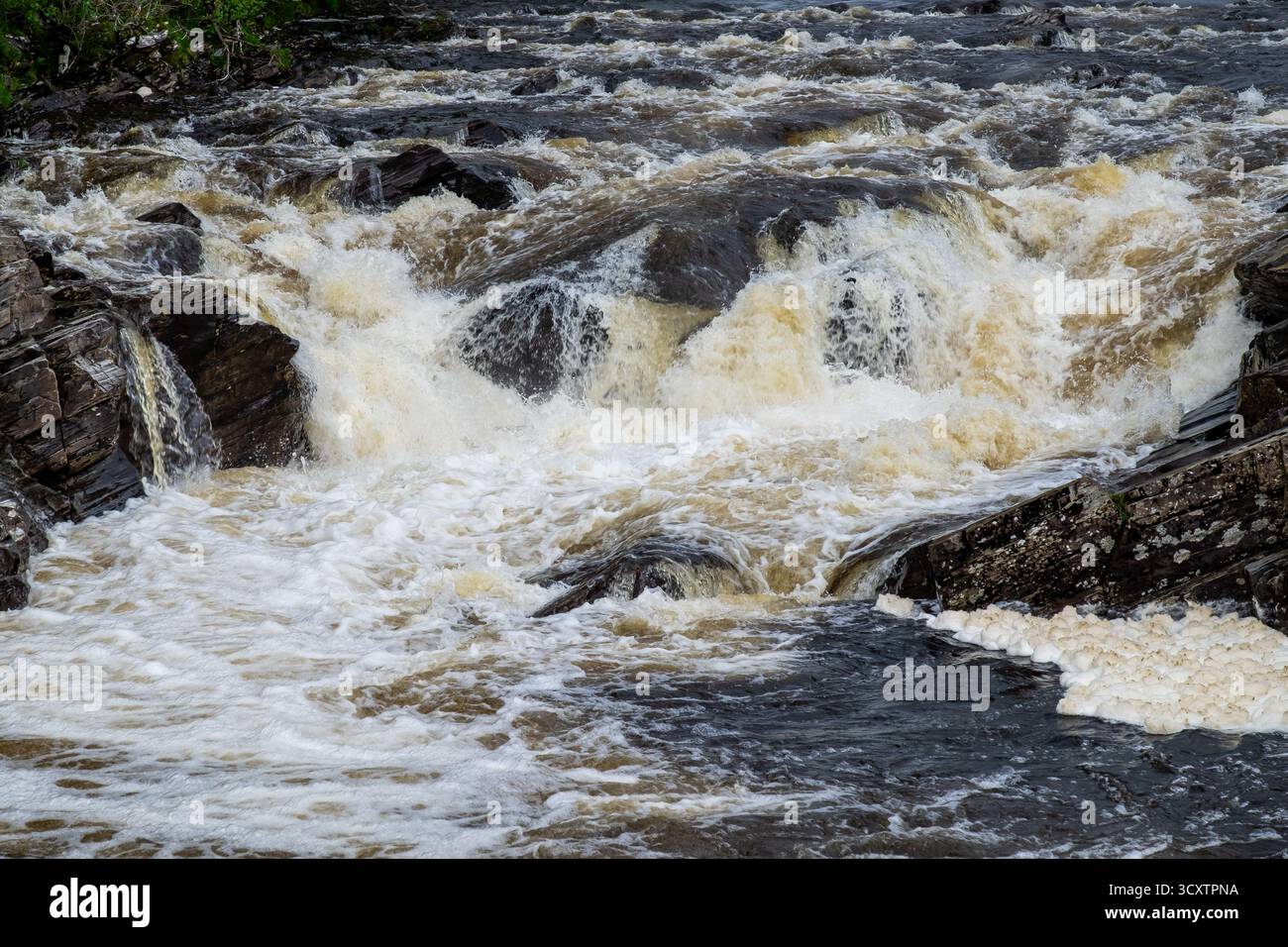 Vista ravvicinata del fiume Orchy che si getta sulle rocce alle cascate di Orchy Foto Stock
