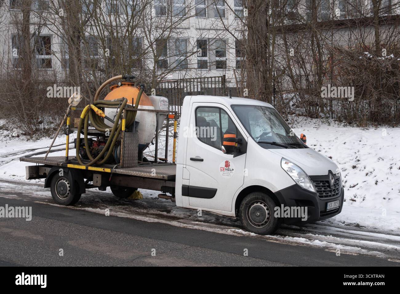 Ostrava, Cechia - 14 gennaio 2024: Camion Renault Master bianco con pompa dell'acqua, veicolo di emergenza per servizi igienici parcheggiato in strada in inverno Foto Stock
