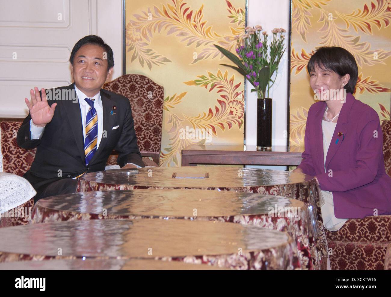 Il presidente del Partito Liberale Democratico (LDP) Sanae Takaichi tiene un incontro con il leader del Partito Democratico per il popolo Yuichiro Tamaki alla dieta Nazionale di Tokyo, Giappone, il 15 ottobre 2025. Foto Stock