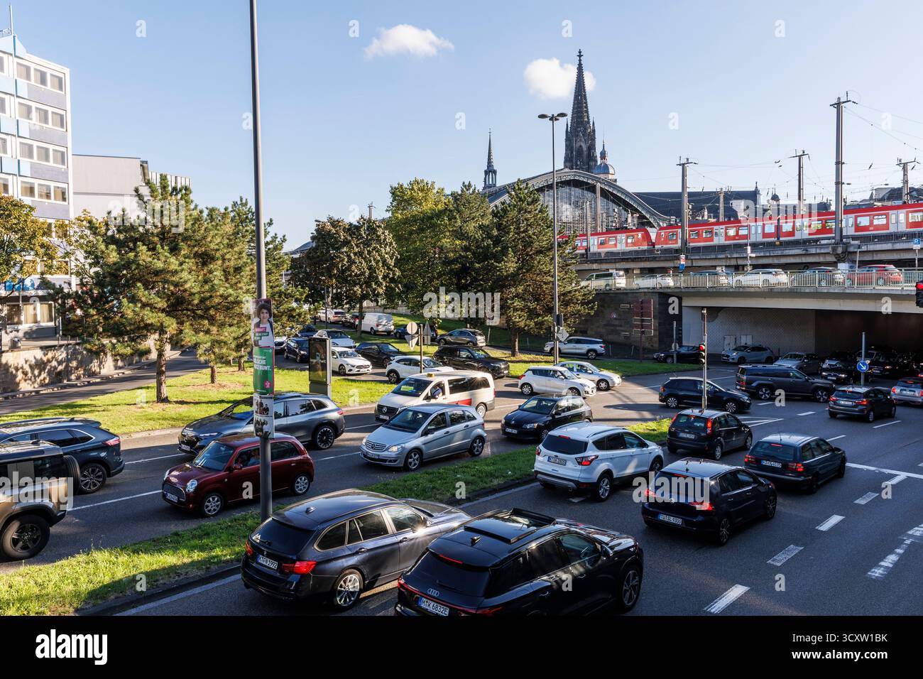 Traffico intenso allo svincolo Maximinen Street / Turiner Street vicino alla stazione centrale, sullo sfondo la cattedrale, Colonia, Germania. dichter Verkehr Foto Stock