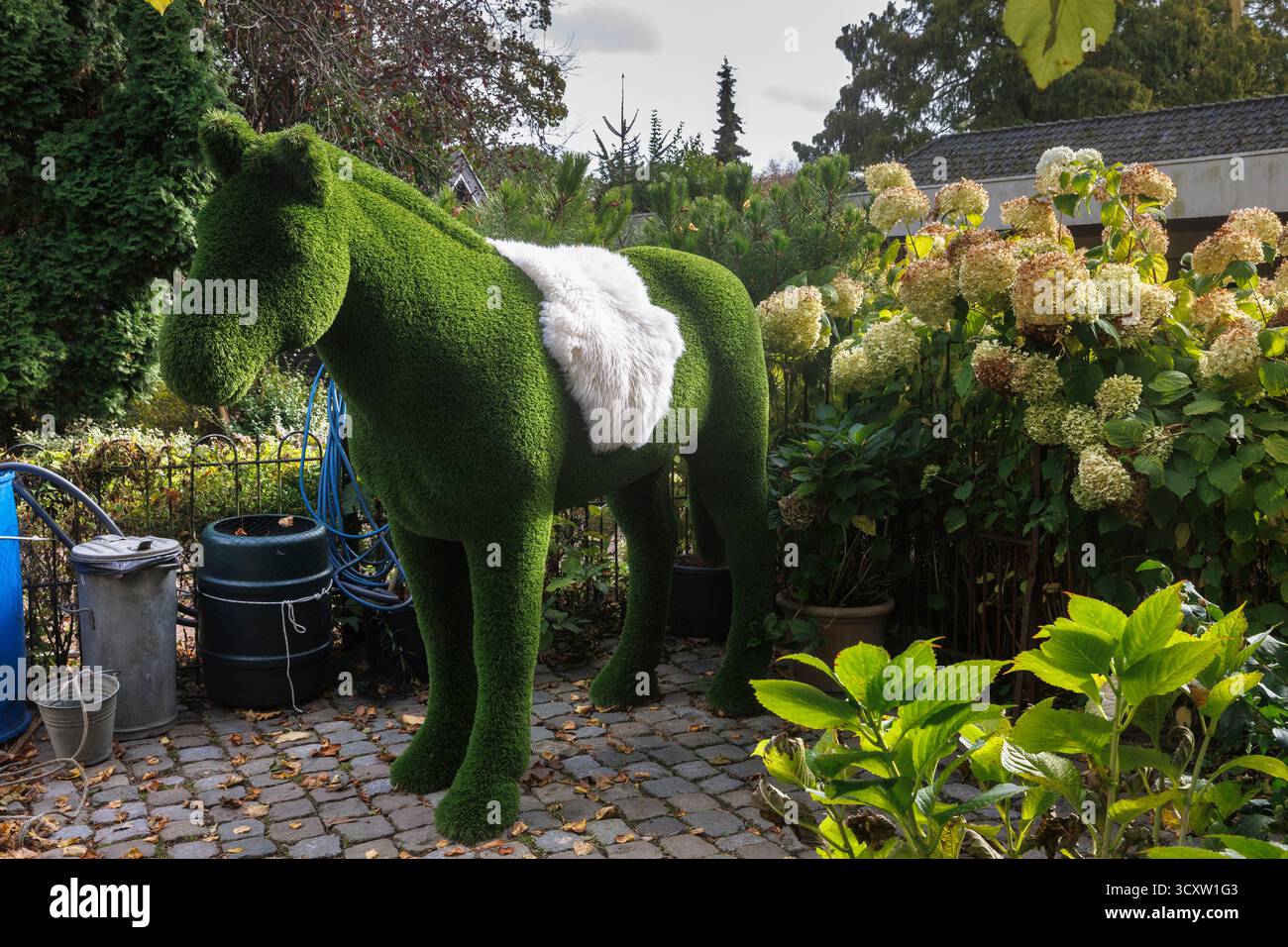Un cavallo di plastica floccato si trova in un cortile a Veere, Walcheren, Zelanda, Paesi Bassi. ein beflocktes Kunstsstoffpferd steht in einem Hof a Veere, W. Foto Stock