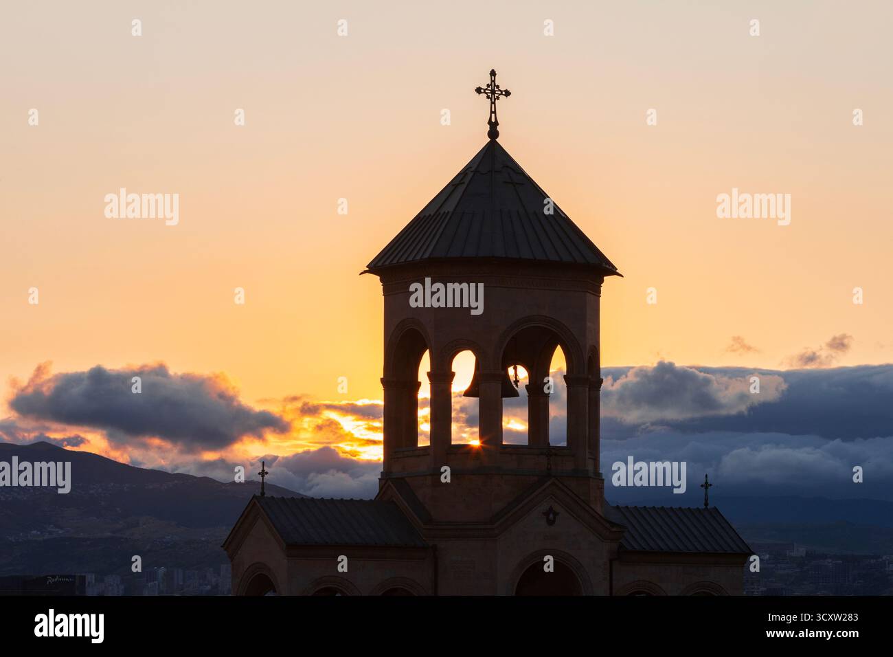 Il campanile della Cattedrale della Santissima Trinità di Tbilisi comunemente noto come Sameba (2004) a Tbilisi, Georgia al tramonto Foto Stock