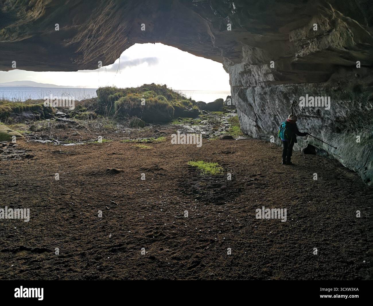 Nun's Cave, Ross of Mull, Scozia, antico sito cristiano con croci intagliate vicino alla baia di Ardalanish, all'isola di Mull, alle Ebridi interne vicino agli archi di Carsaig. Foto Stock