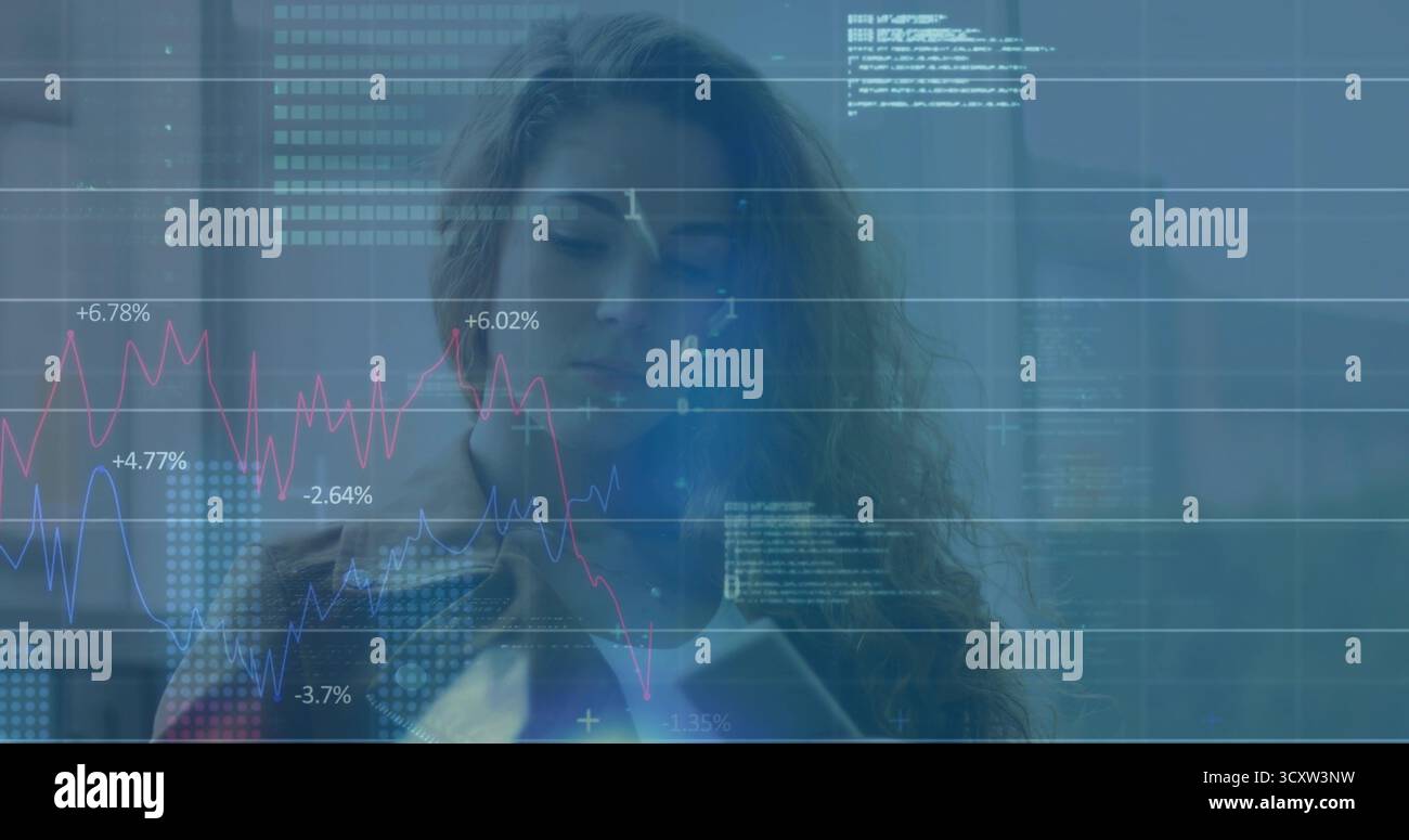 Analisi di donne che indossano abiti da lavoro che recensiscono i numeri sul tablet in ufficio con le percentuali Foto Stock