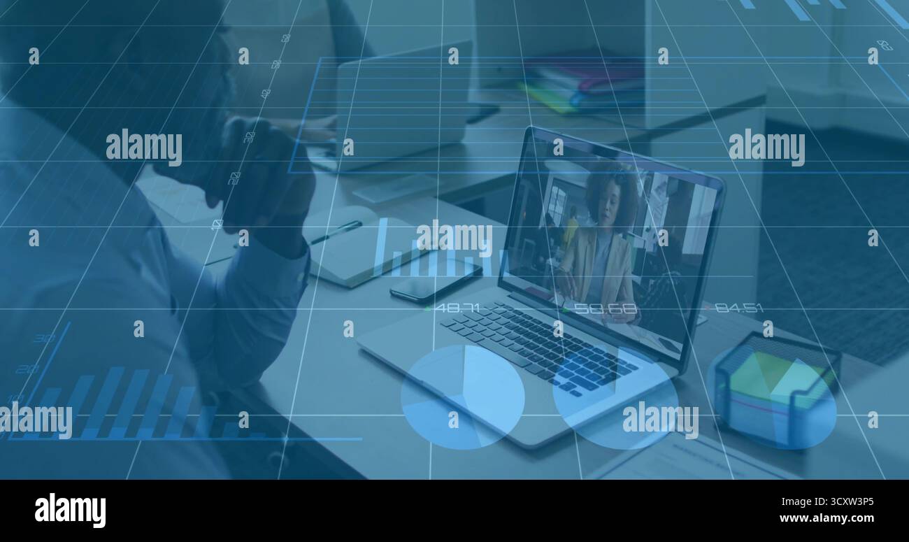 Partecipazione di un addetto alle chiamate online che tiene la tazza sul laptop alla scrivania, tiene traccia dei dati, copia dello spazio Foto Stock