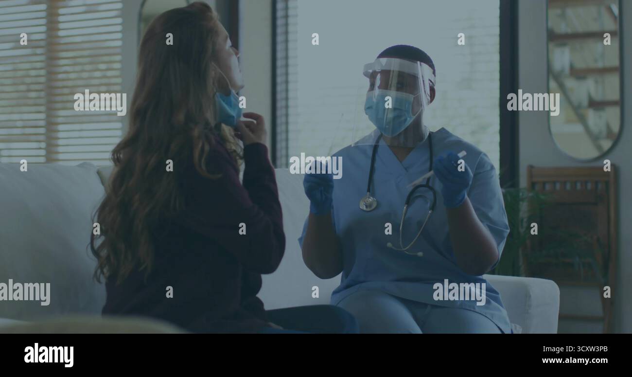 Infermiera seduta in scrub consultando il paziente che regola la maschera in soggiorno, con stetoscopio, guanti Foto Stock