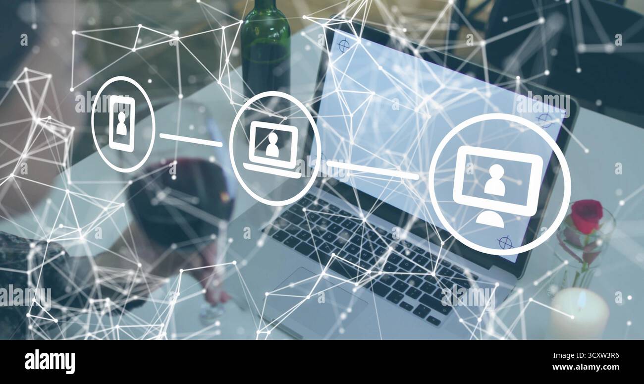 Camicia a scacchi donna che interagisce con mascherina virtuale in ufficio, con laptop, bottiglia, rosa, candela Foto Stock